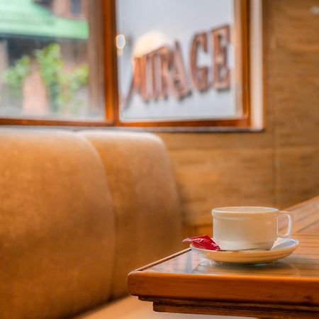 Hotel Mirage Srīnagar Kültér fotó