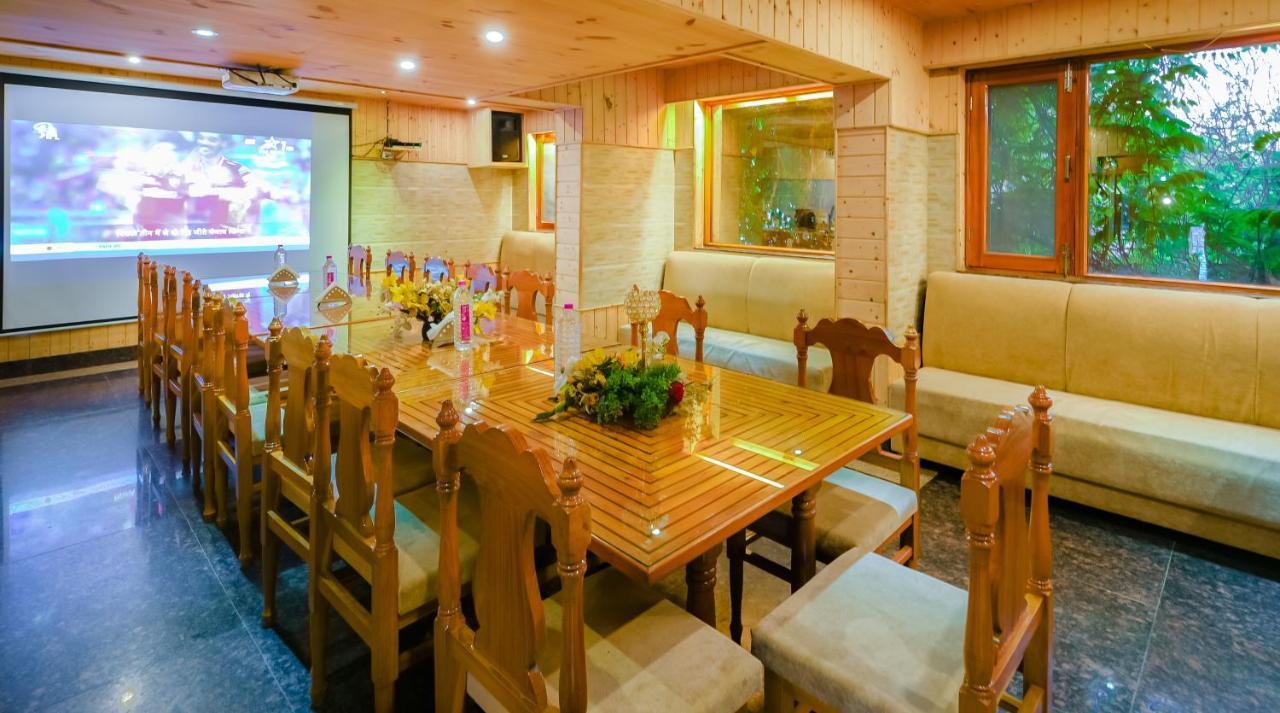 Hotel Mirage Srīnagar Kültér fotó