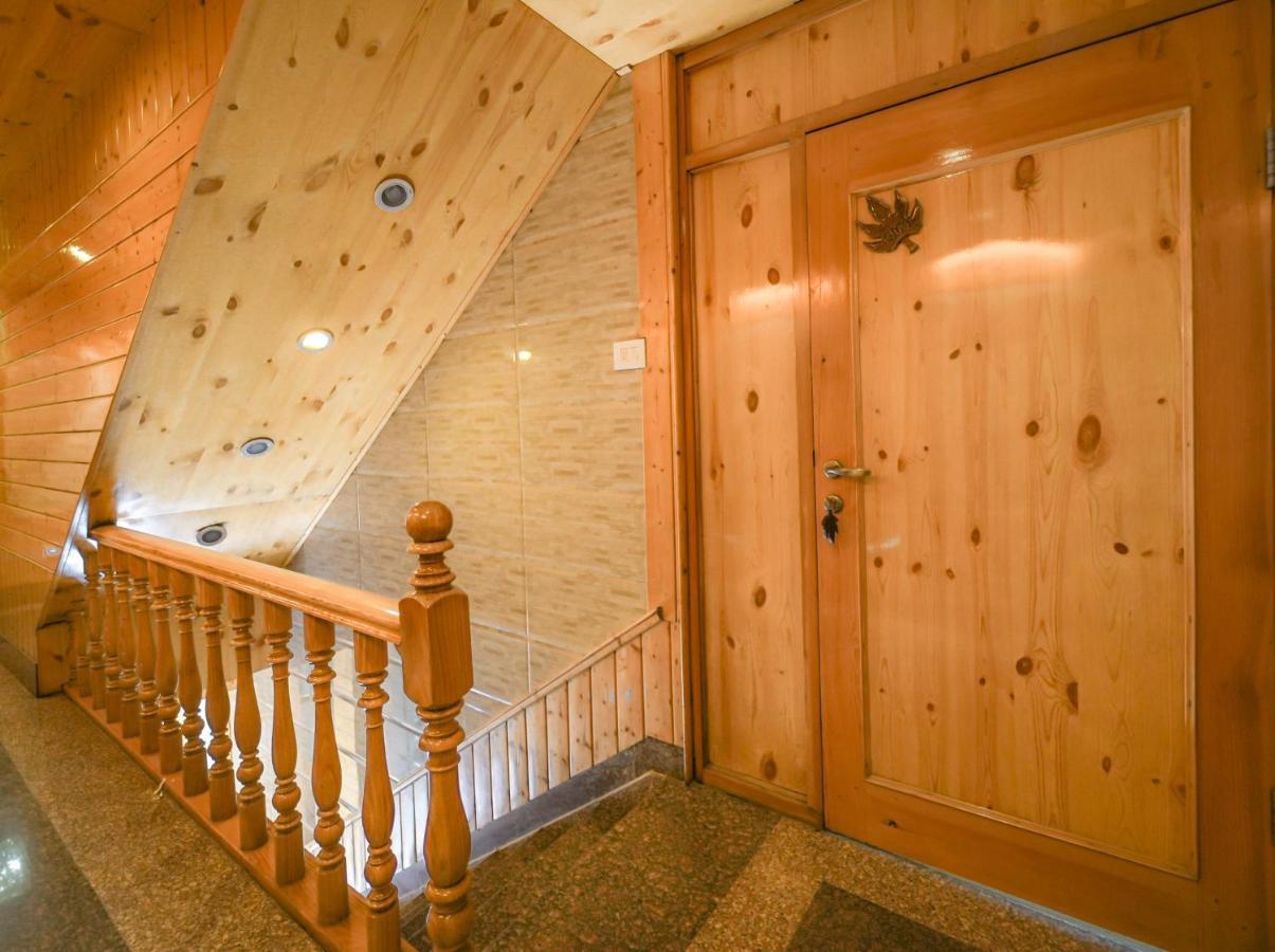 Hotel Mirage Srīnagar Kültér fotó