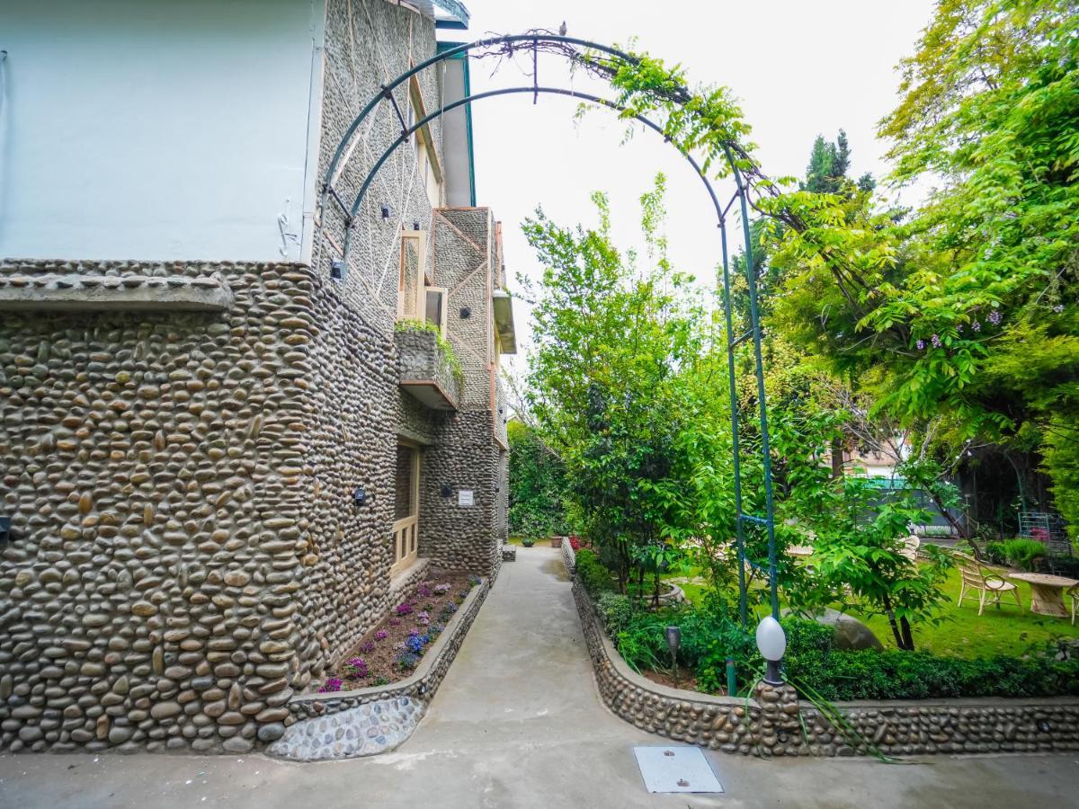 Hotel Mirage Srīnagar Kültér fotó