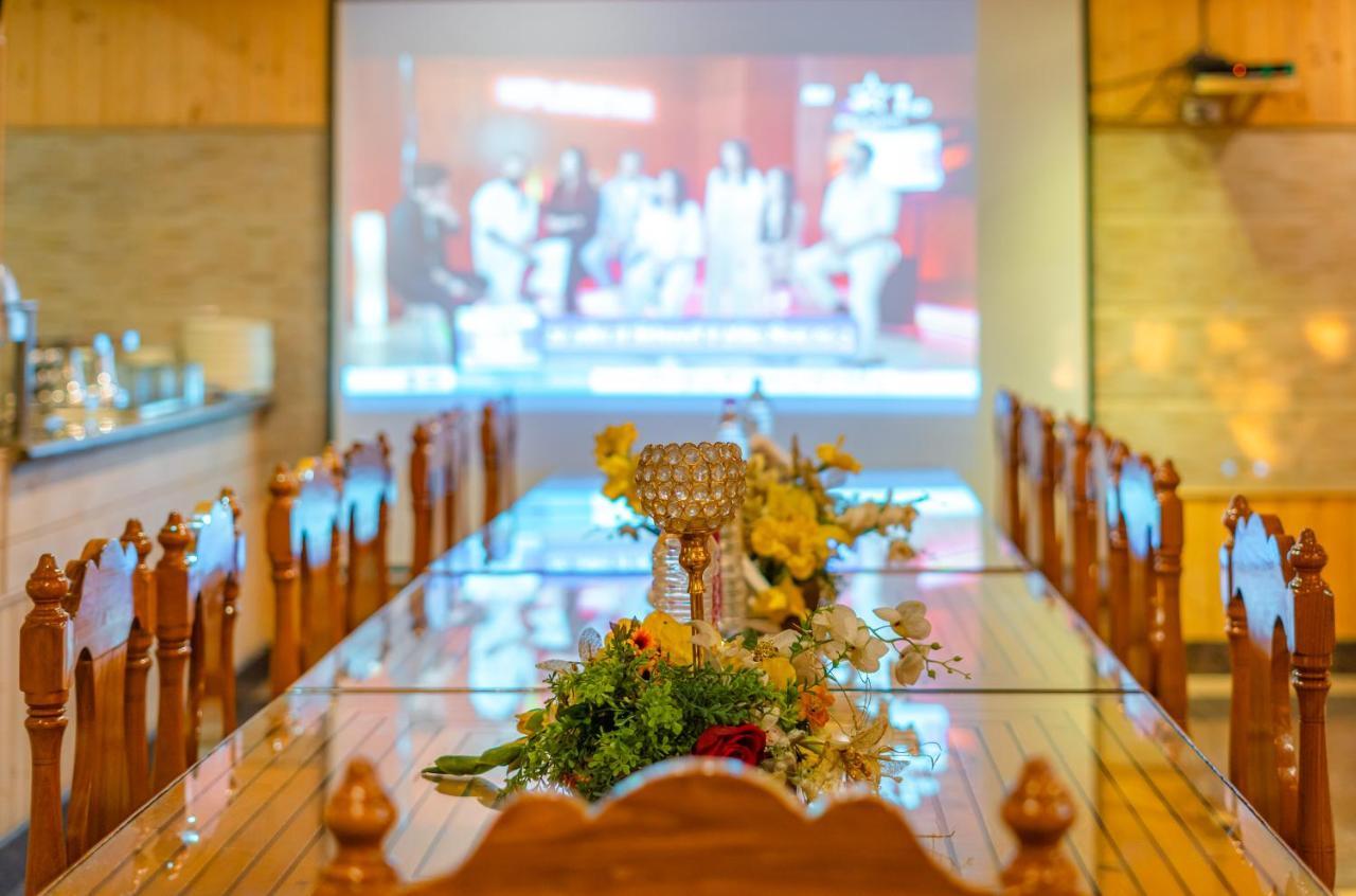 Hotel Mirage Srīnagar Kültér fotó