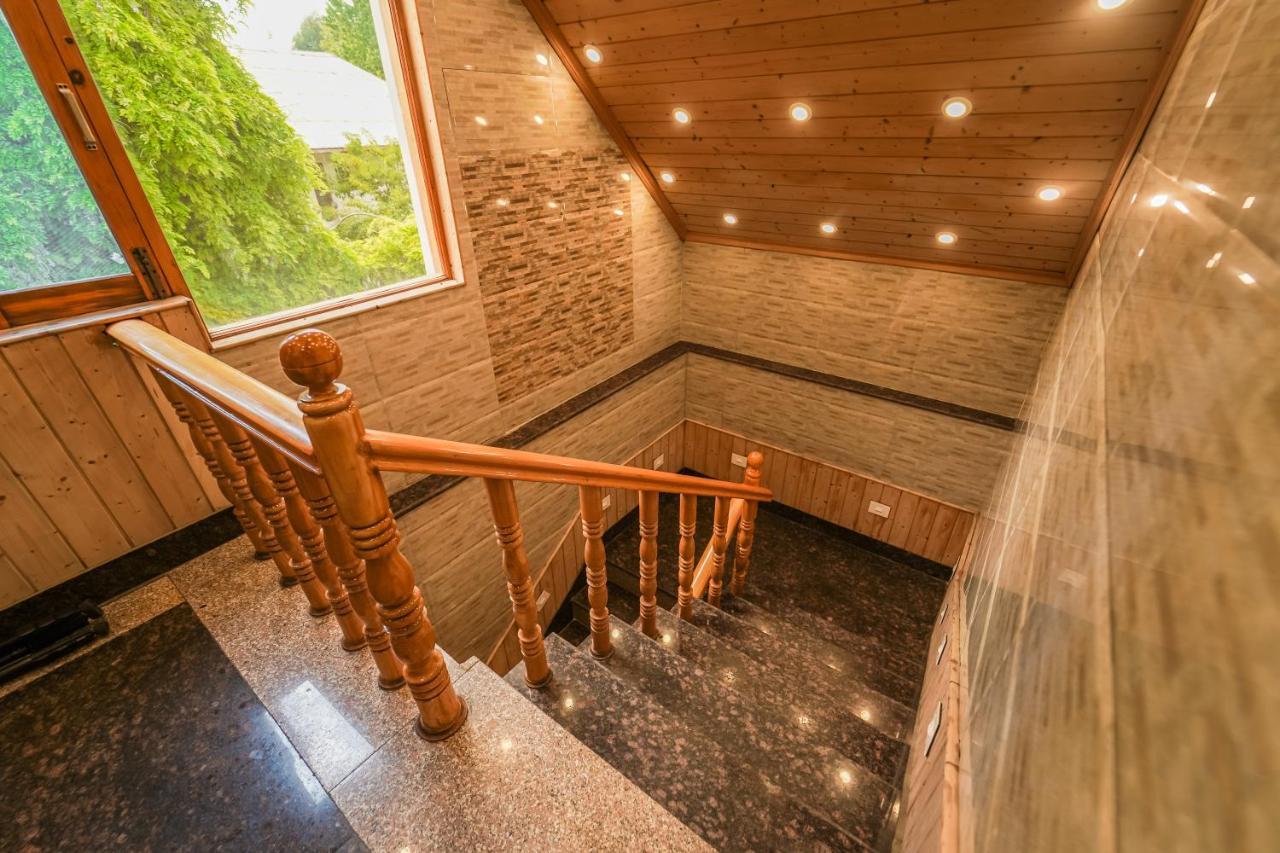 Hotel Mirage Srīnagar Kültér fotó