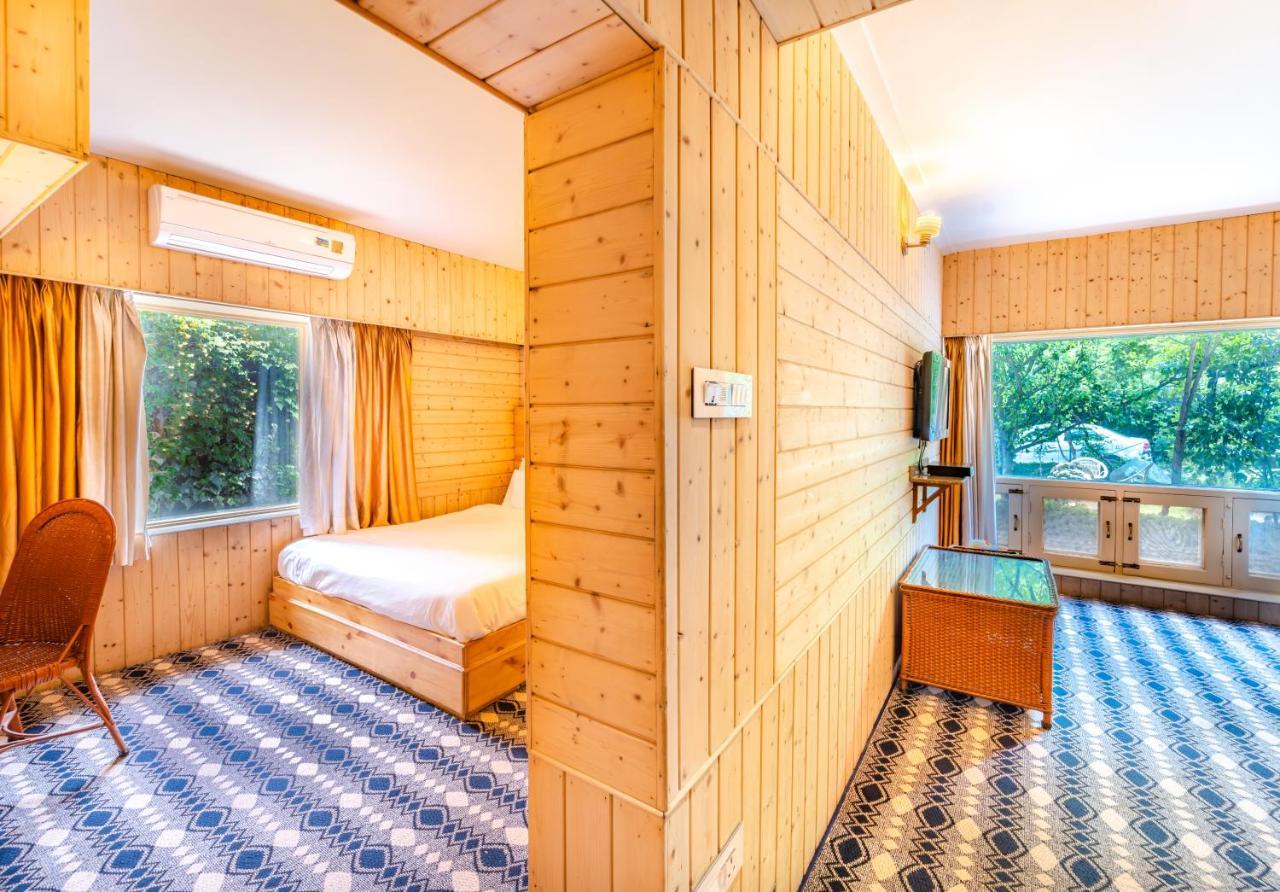 Hotel Mirage Srīnagar Kültér fotó