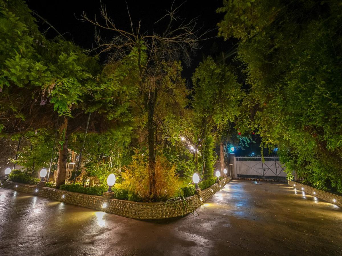 Hotel Mirage Srīnagar Kültér fotó