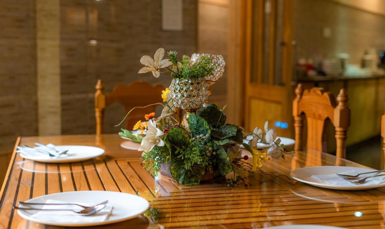 Hotel Mirage Srīnagar Kültér fotó