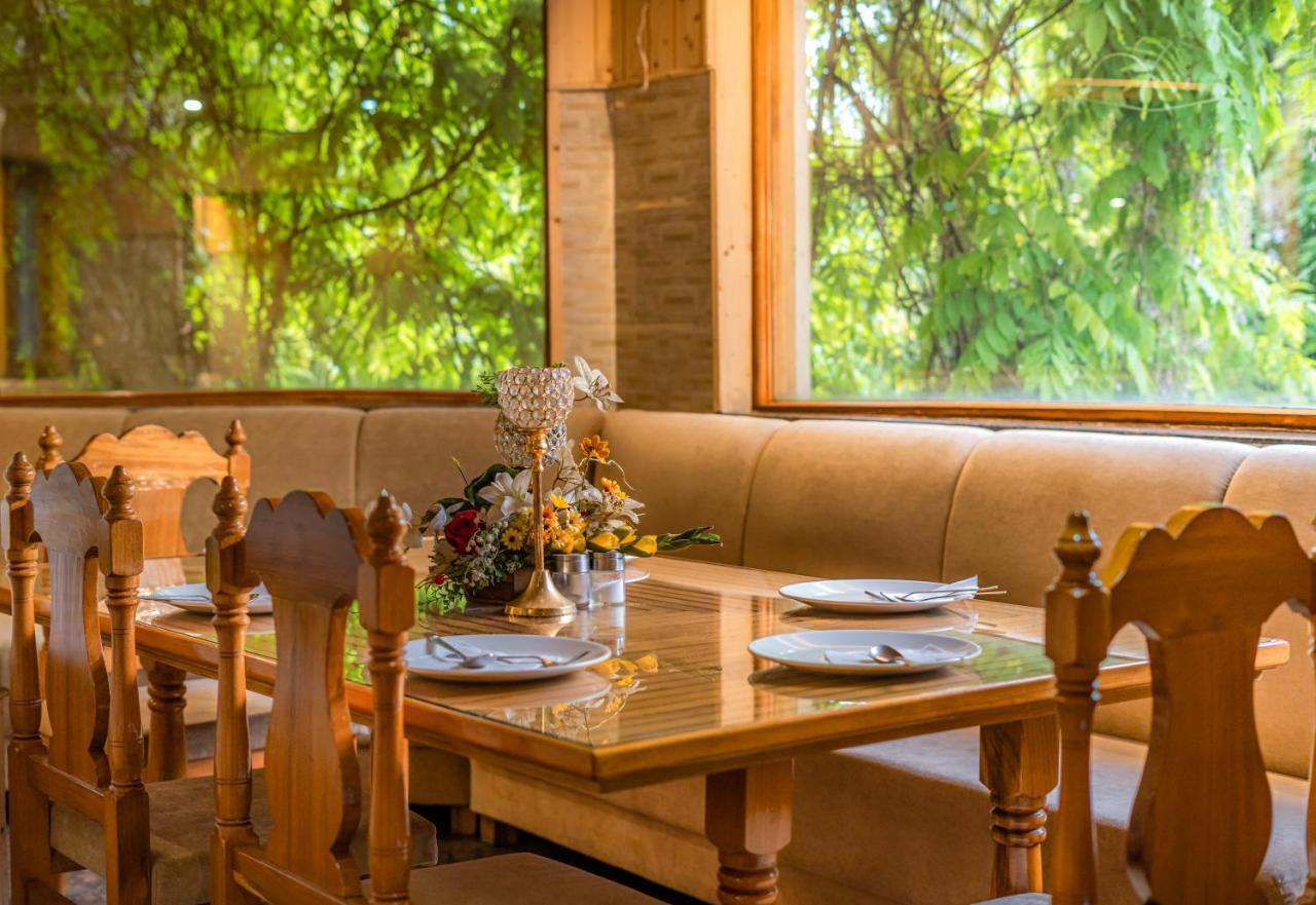 Hotel Mirage Srīnagar Kültér fotó