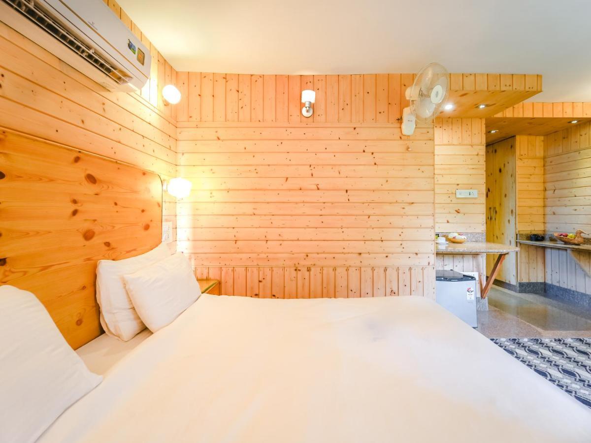 Hotel Mirage Srīnagar Kültér fotó