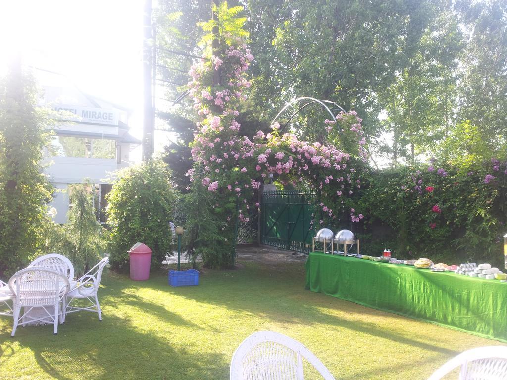 Hotel Mirage Srīnagar Kültér fotó