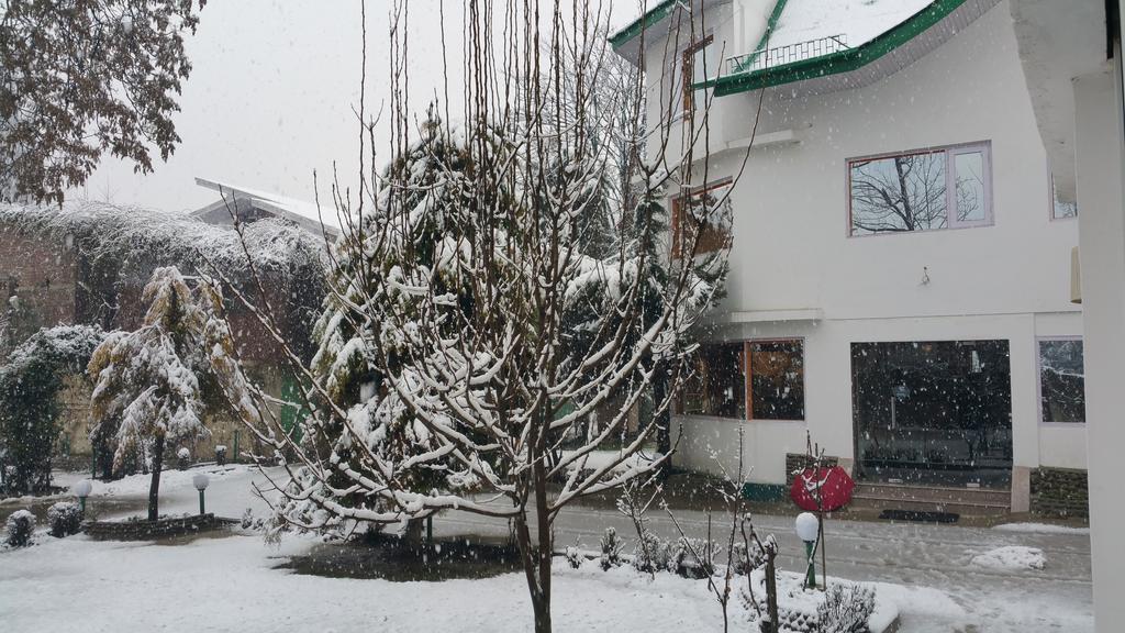 Hotel Mirage Srīnagar Kültér fotó